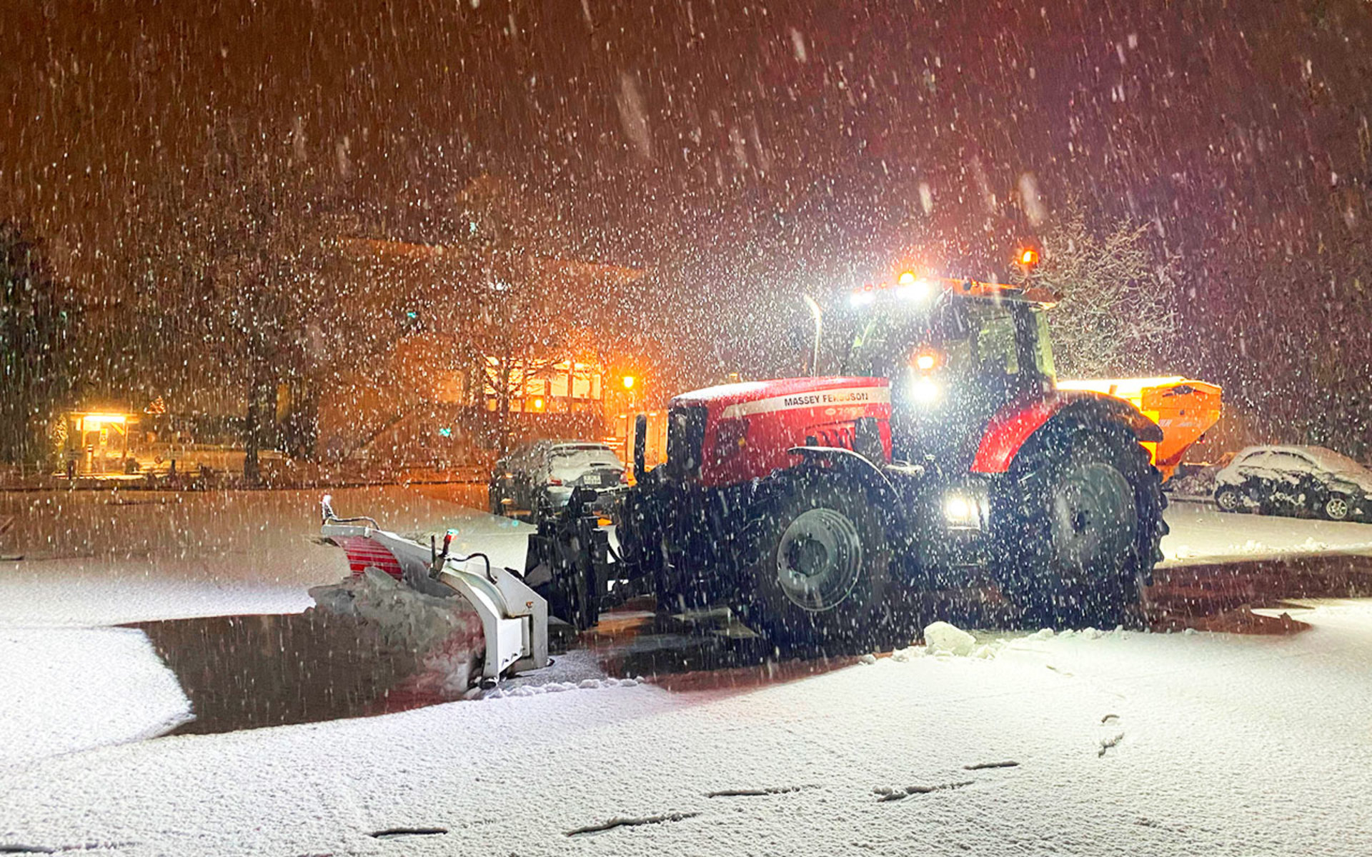 Winterdienst Schneeräumung industrielle Auto Nacht Stockfotografie - Alamy